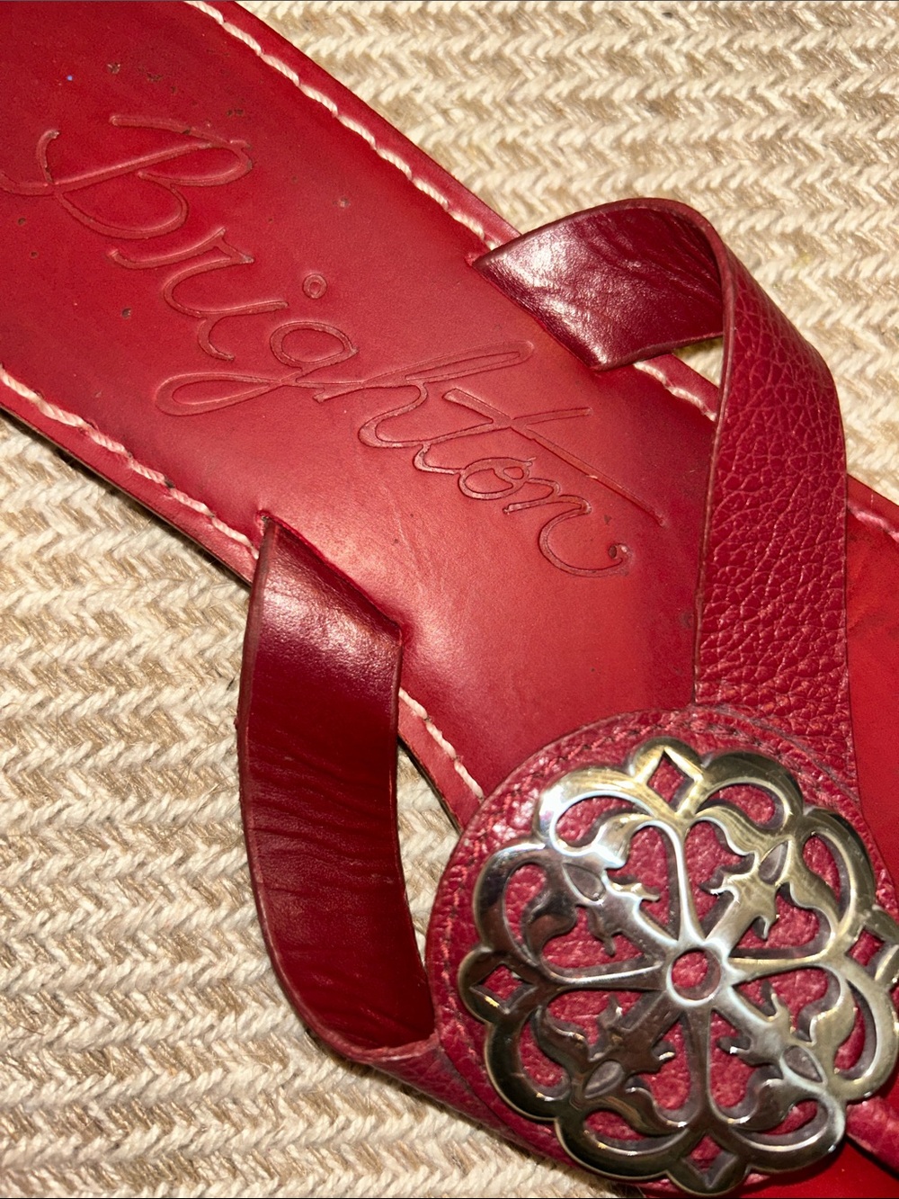BRIGHTON♥️ALICE Red Leather Thong SANDALS Silver Filigree Medallion Size 7.5 - Picture 2 of 8